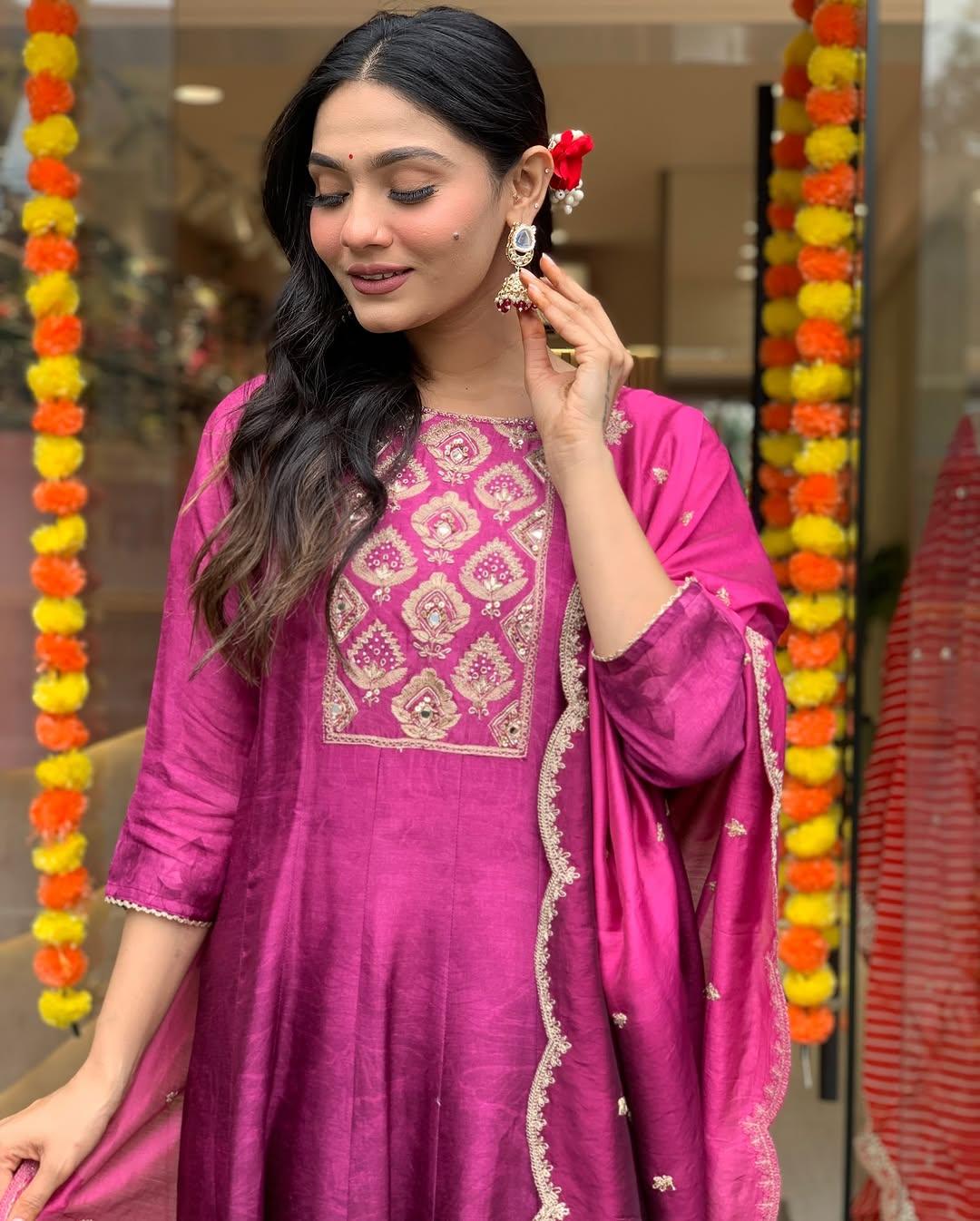 Pink Violet – Anarkali Flared Kurti Pant Dupatta Set (Muslin with Golden Zari Work)